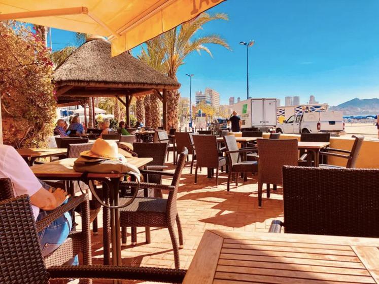 Luxuriöses Apartment in Benidorm mit Pool Buitenkant foto